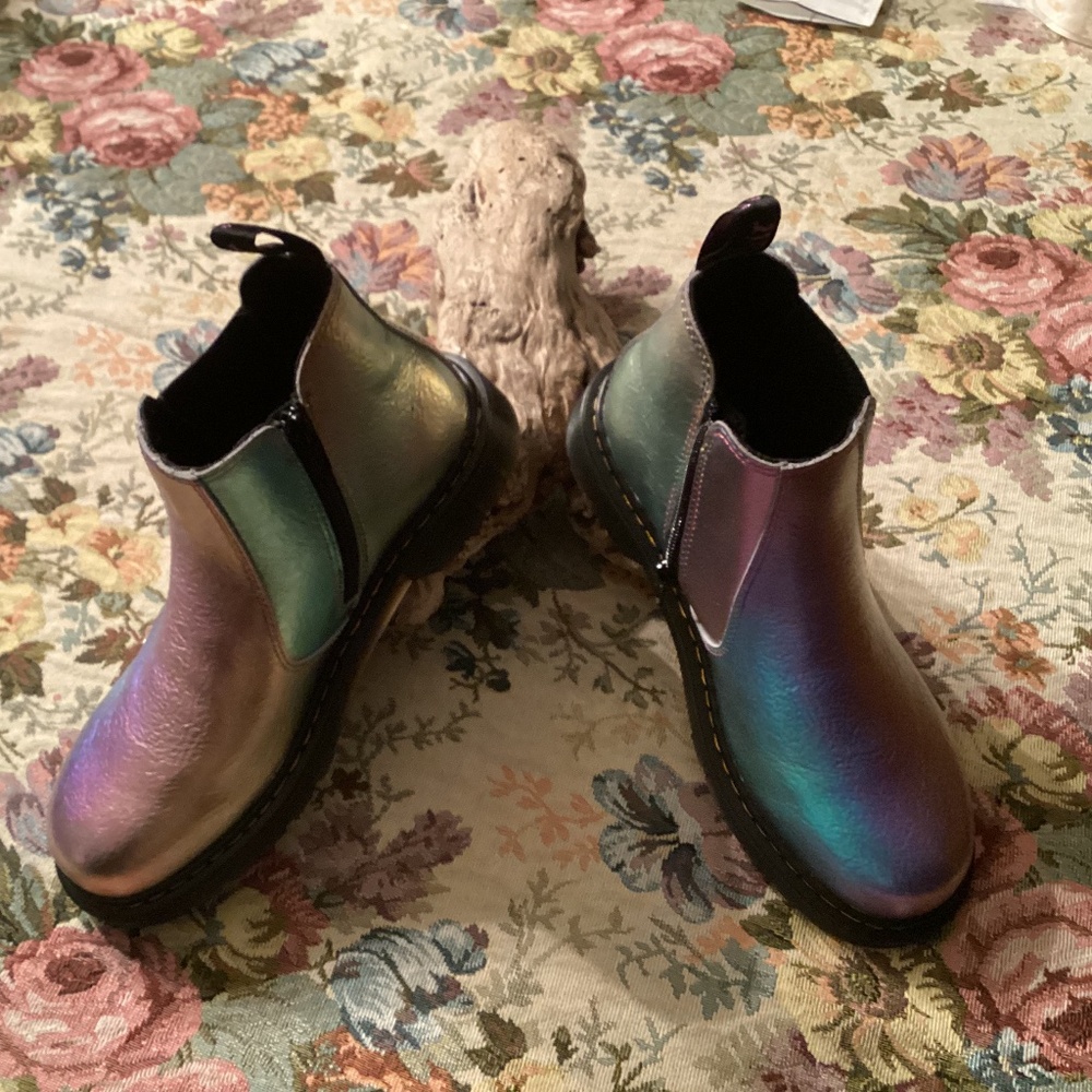 BN Dr. Martens 2976 Rainbow Crinkle Chelsea Boots Size 7 US L